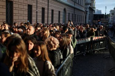 Fieles hacen fila para ingresar a la Basílica de San Pedro para rendir homenaje al Papa Francisco.
