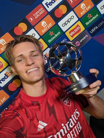 Martin Ødegaard, jugador del Arsenal, posa con el trofeo de 'MVP' tras el partido de Champions League ante el PSV Eindhoven.