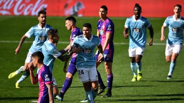 VIGO, SPAIN - FEBRUARY 28: Jeison Murillo of Celta Vigo celebrates with team mate Hugo Mallo after scoring their side's first goal during the La Liga Santander match between RC Celta and Real Valladolid CF at Abanca-Balaídos on February 28, 20