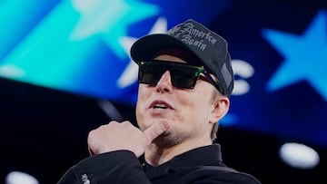 Errol Musk expresó su opinión sobre las habilidades de crianza de su hijo en el podcast 'Wide Awake' esta semana.