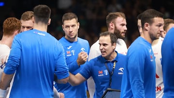 Berlin (Germany), 10/10/2024.- Orlen Wisla Plock'Äôs head coach Sabate Caviedes Xavier (C) talks to his players during the EHF Men's Champions League Round 4 handball match between Fuechse Berlin and Orlen Wisla Plock in Berlin, Germany, 10 October 2024. (Balonmano, Liga de Campeones, Alemania) EFE/EPA/CLEMENS BILAN
