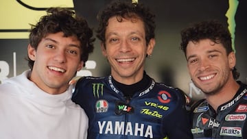 Valentino Rossi junto a Antonelli (líder de la F1) y Bezzecchi (líder de MotoGP).