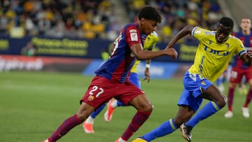 CÁDIZ, 13/04/2024.- El delantero del FC Barcelona, Lamine Yamal (i), con el balón ante el centrocampista del Cádiz CF, Romingue Kouamé, durante el encuentro correspondiente a la jornada 31 de primera división que Cádiz CF y FC Barcelona han disputado hoy sábado en el estadio Nuevo Mirandilla de Cádiz. EFE/Román Ríos.