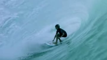 Kai Hall surfeando un tubo de backside en Bali (Indonesia).