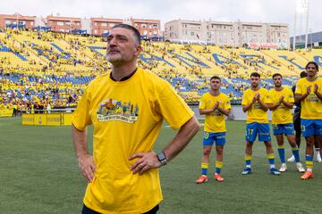 García Pimienta, muy emocionado, recibió ayer el cariño de la afición de Las Palmas. Como hace un año. Pero esta vez con una preciosa despedida. La Peña Ultra Naciente, como siempre, llevó la voz cantante. 