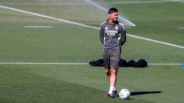 MADRID, 22/09/2025.- El entrenador del Real Madrid Xabi Alonso asiste al entrenamiento del equipo en la Ciudad Deportiva de Valdebebas, en Madrid, este lunes en la víspera al partido liguero contra el Levante. EFE/Javier Lizón