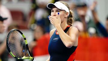 Wozniacki waltzes past Wang into China Open final