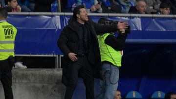 OVIEDO , 04/01/2023.- El entrenador del Atlético de Madrid, el argentino Diego Simeone, durante el partido de dieciseisavos de final de la Copa del Rey de fútbol que Real Oviedo y Atlético de Madrid disputan este miércoles en el estadio Carlos Tartiere. EFE/ Eloy Alonso