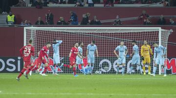 Thomas anot¨® en propia puerta el 1-0 para el Leverkusen.