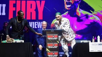 Tyson Fury habla durante la rueda de prensa de su combate de revancha contra Deontay Wilder.