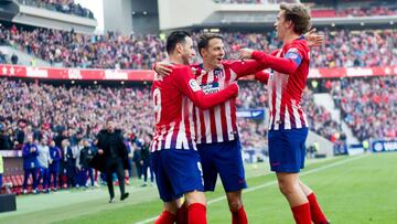 Niko Kalinic, Antoine Griezmann y Santiago Arias celebran un gol con el Atlético.