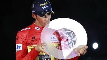 Alberto Contador besa el t&iacute;tulo de campe&oacute;n de la Vuelta a Espa&ntilde;a 2014.