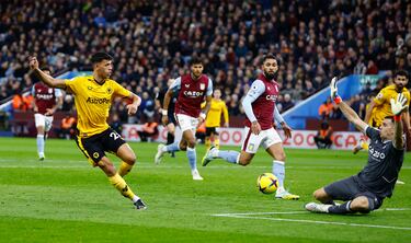 El Dibu regresa entre aplausos a Villa Park