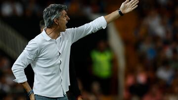 VALENCIA, 27/09/2023.- El entrenador de la Real Sociedad, Imanol Alguacil, da instrucciones a sus jugadores durante el encuentro de la jornada 7 de LaLiga EA Sports entre Valencia CF y Real Sociedad, este miércoles en el estadio de Mestalla en Valencia. EFE/ Biel Aliño
