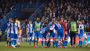 Los jugadores del Deportivo se lamentan al t&eacute;rmino del partido de Riazor ante el Espanyol (0-0).