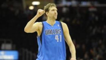 Dirk Nowitzki celebra una canasta.