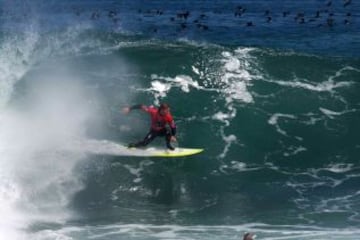 El Mundial de Surf Maui and Sons Arica Pro Tour 2015 , organizado por la Federación internacional de Surf, reune a 60 de los mejores raiders de todo el mundo. Ellos esperan domar la peligrosa ola “El Gringo” que rompe sobre las rocas, lo que la convierte en la competencia mas peligrosa en el circuito mundial.