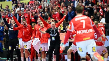 Nikolaj Jacobsen (C) , entrenador danés, celebra el último gol de Dinamarca.
