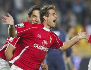 En 2007 ficha por el Real Murcia. En la imagen, Quique de Lucas celebra el gol que marcó en el partido ante el Real Madrid en la Nueva Condomina. En su primera temporada allí el equipo no consiguió la permanencia en Primera y descendió a Segunda.