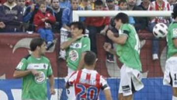 <b>DE FALTA. </b>Simao golpea el balón que pegó en el palo, rebotó en Codina y entró convirtiéndose en el 1-0 en el Atleti-Getafe.