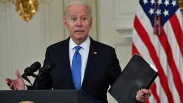 El presidente de los Estados Unidos, Joe Biden, pronuncia comentarios sobre el Plan de Rescate de Estados Unidos en el Comedor Estatal de la Casa Blanca el 5 de mayo de 2021. 