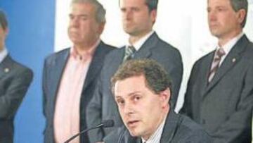 <b>EMOCIONADO. </b>Miguel Fuentes deja la Real, el club en que jugó y del que hasta ayer fue presidente.