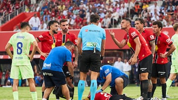 MALLORCA, SPAIN - AUGUST 16: RCD Mallorca players argue with Referee Jose Luis Munuera Montero during the LaLiga EA Sports match between RCD Mallorca and FC Barcelona at Estadio de Son Moix on August 16, 2025 in Mallorca, Spain. (Photo by Rafa Babot/Getty Images)