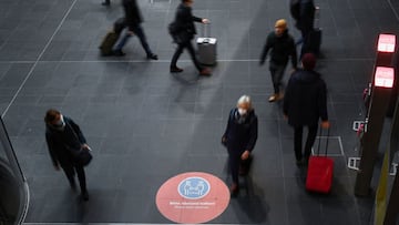 A sign with the request to keep distance is seen at central station during the spread the coronavirus disease (COVID-19) in Berlin, Germany, November 17, 2021. REUTERS/Annegret Hilse