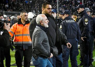 Ivan Savvidis, dueño del PAOK de Salónica, bajó al césped con un arma tras anular el árbitro un gol a su equipo en el tramo final del partido.