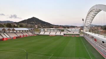 Como acostumbran a hacer los filiales, el del Athletic también disputa sus partidos en Lezama. No obstante, las instalaciones deportivas de la entidad reúnen condiciones idóneas para convertirse en un estadio de garantías. Acogen a unas 3.250 personas, con la incógnita de si será suficiente como para hacer una remodelación y poder albergar encuentros de LaLiga SmartBank. Si no, el nuevo San Mamés será su casa en Segunda División. Para ello, antes se debe ascender. En el camino se cruza, por el momento, el Sabadell. 
Los cachorros se han caracterizado por su regularidad, tanto en casa como de visitantes. En Lezama, han reunido 29 de sus puntos, suficientes para ser los cuartos mejores locales del grupo. En especial, han brillado en la labor ofensiva, con un total de ¡35 goles a favor! Nadie entre los 19 restantes se acerca ni siquiera a esa cifra. Aun sin gente, el potencial ofensivo del Bilbao Athletic es su mejor baza para dar la sorpresa en Andalucía.