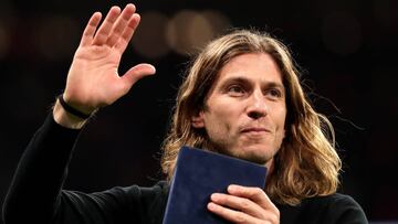 Filipe Luis, homenajeado por la afición del Metropolitano