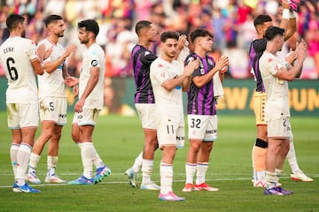 Jugadores del Real Valladolid aplauden y piden perdón a su afición en Montjuic tras el 7-0 ante el Barcelona.