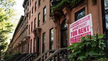 NUEVA YORK, NY - 24 DE JUNIO: Un cartel anuncia un apartamento en alquiler a lo largo de una hilera de casas adosadas de piedra rojiza en el vecindario de Fort Greene el 24 de junio de 2016 en el distrito de Brooklyn de la ciudad de Nueva York. 