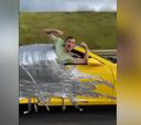 Un ruso se pega con cinta por fuera de un auto que va a 180 km/h