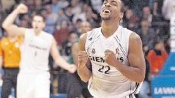 <b>ARTÍFICES. </b>Louis Bullock y Felipe Reyes festejan su triunfo y su gran actuación frente al DKV Joventut.
