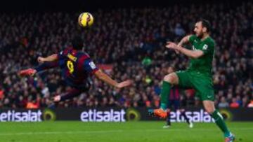 El momento del gol de tijera de Luis Suárez.