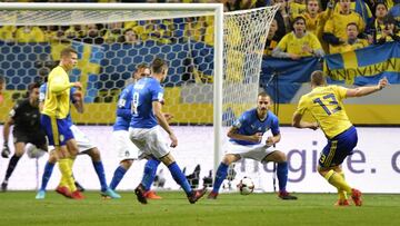 Stockholm (Sweden), 10/11/2017.- Sweden&#039;s Jakob Johansson (R) scores the 1-0 goal during the FIFA World Cup 2018 European qualifying playoff match Sweden vs Italy at Friends Arena in Stockholm, Sweden, 10 November 2017. (Mundial de F&uacute;tbol, Sue