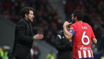 MADRID, 07/02/2024.- El entrenador del Atlético de Madrid, el argentino Diego Simeone, conversa con el centrocampista Koke Resurrección, en el partido de ida de semifinales de la Copa del Rey que Atlético de Madrid y Athletic Club de Bilbao disputan este miércoles en el estadio Metropolitano. EFE/Kiko Huesca