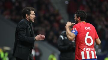 MADRID, 07/02/2024.- El entrenador del Atlético de Madrid, el argentino Diego Simeone, conversa con el centrocampista Koke Resurrección, en el partido de ida de semifinales de la Copa del Rey que Atlético de Madrid y Athletic Club de Bilbao disputan este miércoles en el estadio Metropolitano. EFE/Kiko Huesca
