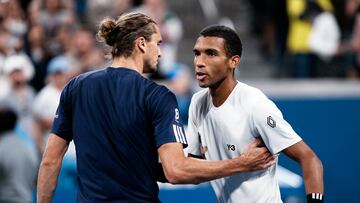 Felix Auger-Aliassime y Alexander Zverev al final de su partido en el US Open.
