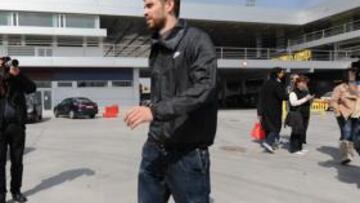 Piqué continúa entrenando al margen del grupo