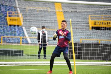 El equipo de Reinaldo Rueda realizó su última práctica en la capital colombiana en el estadio El Campín. Viajarán a Montevideo este martes 5 de octubre y allí continuarán con su preparación para enfrentar a la Selección de Uruguay este jueves 7 de octubre. 