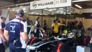 Juncadella espera antes de salir a la pista, mientras en Williams trabajan para poner todo en orden en el FW35.