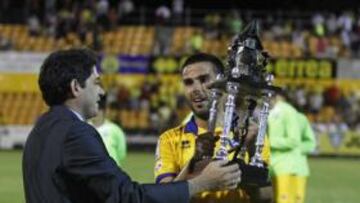 <b>GANADOR. </b>Rubén Sanz recibe el trofeo Puchero.