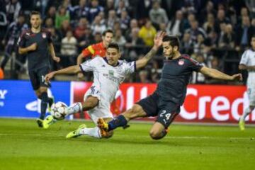 Aleksandar Mitrovic del Anderlecht y Kostas Manolas del Olympiacos.