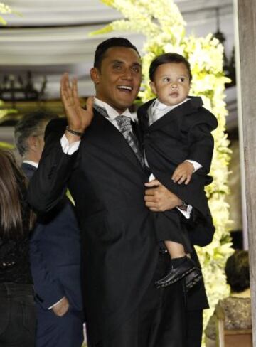 Keylor Navas con su hijo Mateo, después de contraer matrimonio.