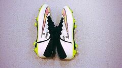 Alexis Sánchez homenajea a sus perros en sus zapatos