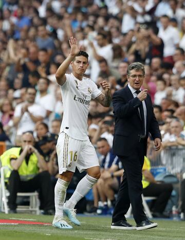 El jugador colombiano fue cambiado en el minuto 56 por Vinícius. En la salida, James dirigió unas palabras a su entrenador Zidane.