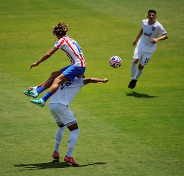 Marcos Llorente vuela por encima de Marlon Freitas.