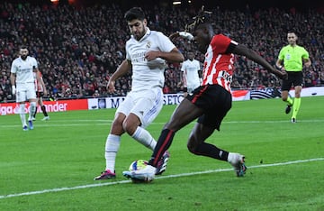 Marco Asensio y Nico Williams en uno de los laterales del área grande del Real Madrid.